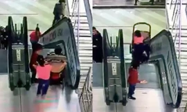 Kinh hoàng khoảnh khắc 2 em nhỏ lộn nhào xuống thang cuốn, do chị đẩy xe nôi cho em