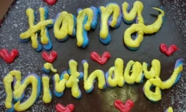 Nhận được bánh bạn gửi tặng sinh nhật, cô gái bất ngờ khi thấy dòng chữ khó hiểu trên bánh