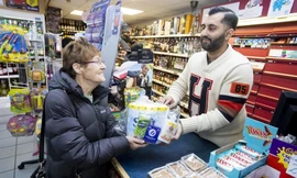 Cửa hàng tặng hơn 1.000 “bộ đồ dùng thời virus corona” cho khách