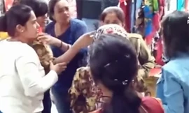 Chỉ vì gọi người phụ nữ 40 tuổi bằng “cô”, cô gái 19 tuổi bị đánh tơi bời ngay giữa chợ