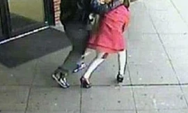 Cô bé 11 tuổi thoát khỏi kẻ bắt cóc bằng cách đá hắn thật mạnh, giằng tay chạy đi kêu cứu