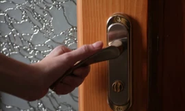 Liên tục nghe thấy tiếng gõ cửa giữa đêm, người dân cả một khu vực sợ đến không dám ngủ