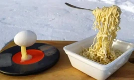 Đây là “ảnh thật hàng thật” hoàn toàn đấy, chuyện gì khiến mỳ và trứng lửng lơ thế này?