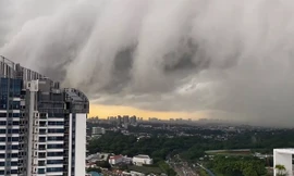 Đám mây “ma quái” như sóng thần phủ kín bầu trời khiến cư dân mạng Singapore hoảng hốt