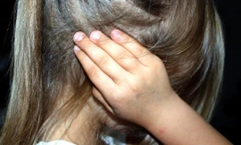 Bị đánh đập dã man ở nhà, cô bé 7 tuổi khi vào viện đã van xin bác sĩ “đừng cứu sống cháu“