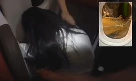 Hành khách đập cửa sổ máy bay