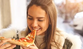 Để nguyên không cắt bánh pizza