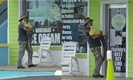 Cá sấu được bế đi chơi như em bé