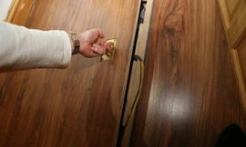 Mua nhà xong phát hiện ra một căn phòng bí mật, chủ nhà mở cửa rồi sợ hãi chỉ muốn bỏ đi