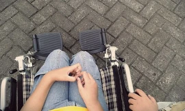 Phẫn nộ người mẹ bắt con gái khỏe mạnh ngồi xe lăn suốt 8 năm, nói dối do bị tự kỷ