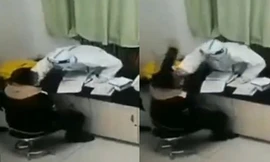 Khó chịu khi lấy mẫu xét nghiệm COVID-19, người nghi nhiễm đấm y tá, khiến ai cũng phẫn nộ
