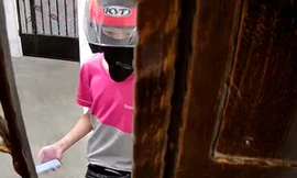 Giao hàng chậm nên khách không vui, shipper còn mắng khách vì “không cười”, “tỏ thái độ”