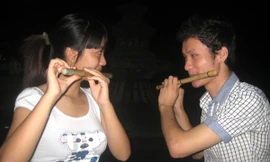 Thổi sáo và giao lưu kết bạn. Ảnh: D.N