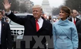 Tân Tổng thống Mỹ Donald Trump (trái) và phu nhân sau lễ tuyên thệ nhậm chức ở Washington, DC ngày 20/1 vừa qua. (Ảnh: AFP/TTXVN)