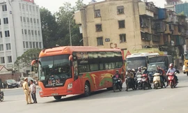 Sau khi TTGT làm ngơ, phóng viên đã nhờ CSGT kiểm tra, phát hiện xe khách 29B-10081 hoạt động sai luồng tuyến, hành trình