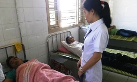 Y tá bệnh viện thăm, khám cho bệnh nhân nghi ngộ độc thực phẩm sau khi ăn bánh tét.