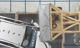 Với những va chạm mạnh như thế này, không cài dây an toàn có thể coi là ký vào giấy "tử"