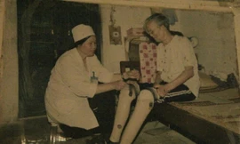 Chị Nguyễn Thị Xuân đeo chân giả cho bệnh nhân.