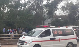 Xe cấp cứu chở nạn đi bênh viện.