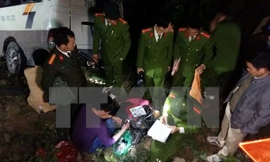 Lực lượng chức năng tỉnh Lào Cai khám nghiệm hiện trường và điều tra nguyên nhân vụ tai nạn. (Ảnh: Hương Thu/TTXVN)