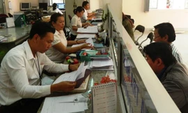 Cán bộ UBND phường 7, quận Phú Nhuận đang giải quyết thủ tục hành chính cho người dân.