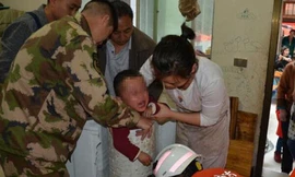 Em bé 3 tuổi bị mắc kẹt trong phần sấy của máy giặt.Ảnh: Shanghaidaily