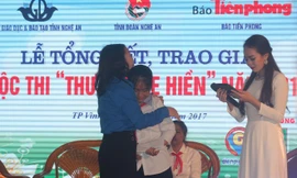 Nghe các em học sinh kể về thân phận mình, nhiều người đã không cầm nổi nước mắt.
