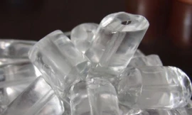 Phân biệt đá viên và đá viên tinh khiết