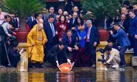 Chủ tịch nước và Phu nhân cùng kiều bào thực hiện nghi thức thả cá chép tại Ao cá Bác Hồ 