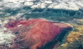 Kỳ lạ: Hồ nước đỏ như máu, biến động vật thành 'đá'