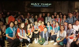 Đoàn kiều bào dự lễ kỷ niệm 50 năm thống nhất đất nước thăm và tặng quà tri ân tại huyện Củ Chi