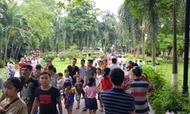 Công viên Thủ Lệ ken đặc người ngày Tết thiếu nhi