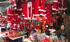 Buôn bán mỏi tay với gấu, bờm, quần áo ông già noel