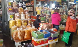 Đồ khô, bánh kẹo, mứt tết đã tràn ngập thị trường Hà Nội