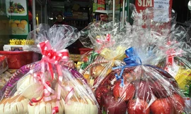 Giỏ hoa quả tết giá tiền triệu hút khách hàng 