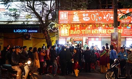 Người dân xếp hàng từ sáng sớm chờ mua vàng tại phố vàng Trần Nhân Tông (Hà Nội). Ảnh: Như Ý