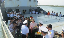 Đoàn chúc tết số 1 về đất liền an toàn