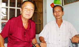 Ông Nguyễn Trung Sơn (trái) và Phạm Văn Khi - những tay súng tiêu diệt hai tên cướp