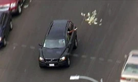 Tên cướp bên trong xe tung tiền qua cửa sổ