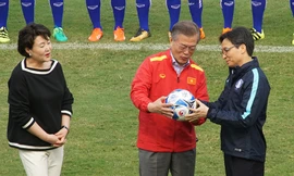 Hình ảnh Tổng thống Hàn Quốc Moon Jae-in và Phu nhân khi vừa đáp xuống sân bay Nội Bài. (Ảnh: Hoàng Mạnh Thắng)