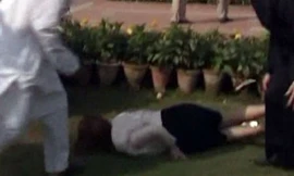 Nữ thủ tướng Úc Julia Gillard ngã nhào ở đài tưởng niệm Gandhi, Ấn Độ