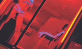 Cô gái trong khung cửa ở khu đèn đỏ đang chờ khách