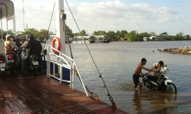 Phà chở đông người, xe lao xuống sông