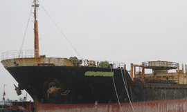 Hơn một nghìn tàu biển cũ nát chờ thành phế liệu