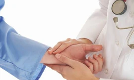 Bác sĩ trẻ 'dúi phong bì' cứu sống bệnh nhân