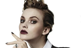 Siêu mẫu xứ bạch dương tung tẩy với đen và trắng