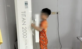 Chị Chử Ngọc Ly cho con trai đi khám sức khỏe sau khi tham gia trại hè tại Làng Háo Hức 