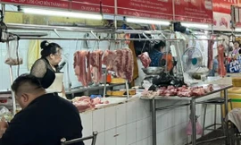 Giá thịt heo vẫn tăng cao: Người nghỉ bán, kẻ cố cầm cự
