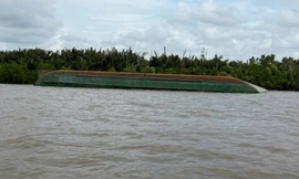 Sà lan chở 900 tấn đá lật, 1 thuyền viên mất tích