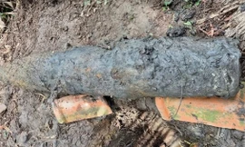 Phát hiện quả bom nặng gần 200kg khi đào mương